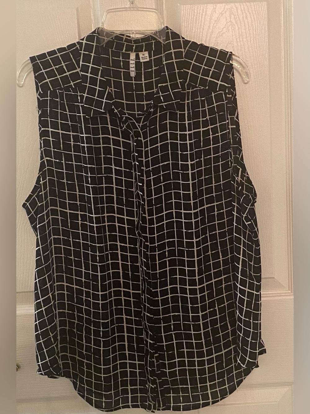 Sleeveless’Elle 100% Polyester Button Front Blouse. Size XL.